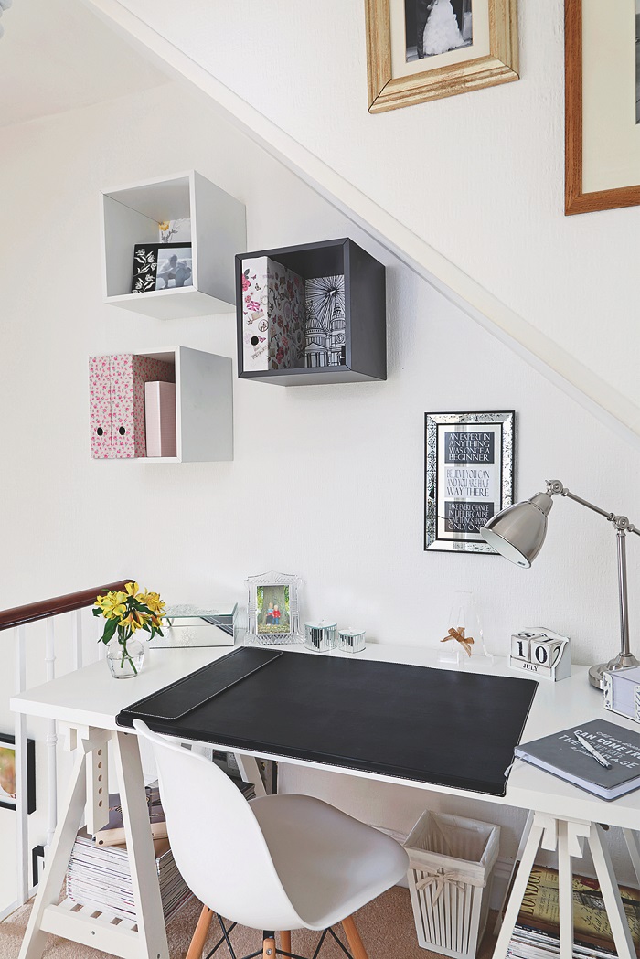 Hãy trang trí không gian làm việc của bạn với mẫu kệ sách mini treo tường này.