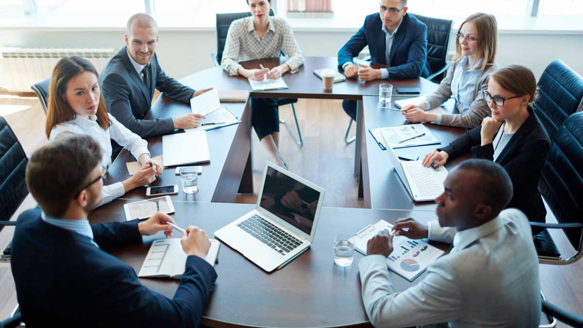 Bàn họp văn phòng là sản phẩm nội thất phục vụ các cuộc họp, thảo luận và trao đổi công việc công ty