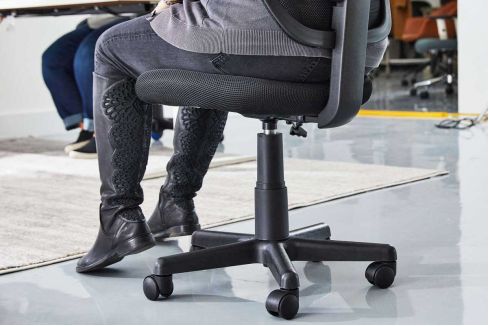 Hướng dẫn cách hạ thấp ghế xoay xuống an toàn, đúng cách Hướng dẫn cách hạ thấp ghế xoay xuống an toàn, đúng cách