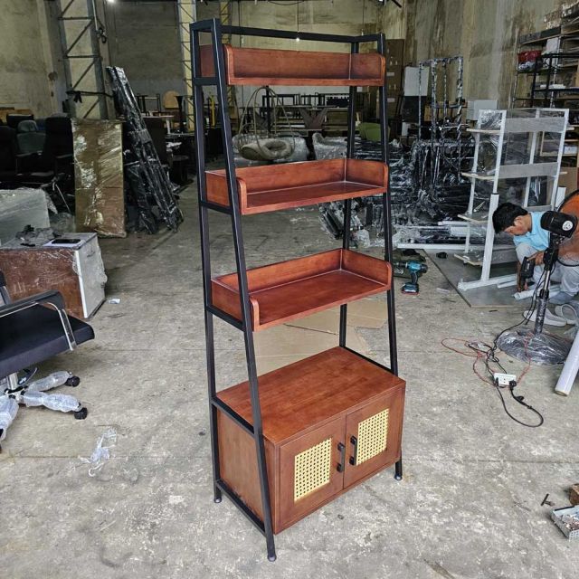 Kệ trang trí có tủ 64x36x160cm gỗ cao su khung sắt KTB68175