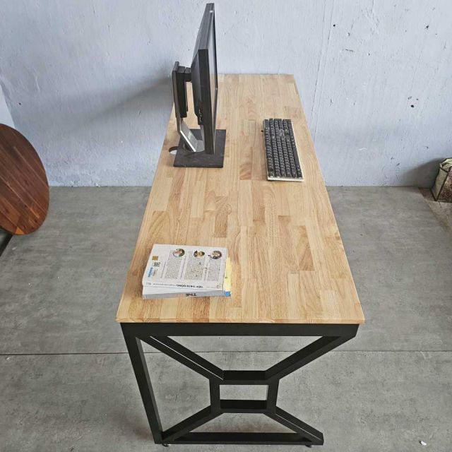 Bàn làm việc 140x60cm gỗ cao su BGD68074