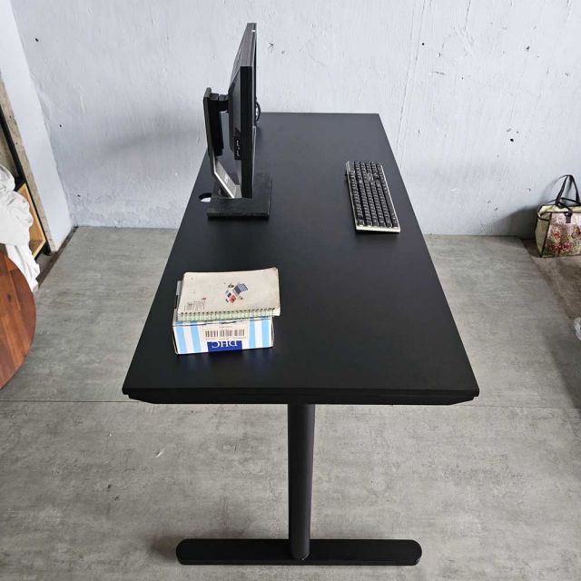 Bàn văn phòng 160x70cm gỗ cao su chân sắt lắp ráp hệ TIO HBTO0167