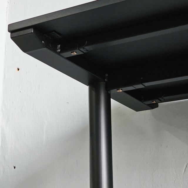 Bàn văn phòng 160x70cm gỗ cao su chân sắt lắp ráp hệ TIO HBTO0167