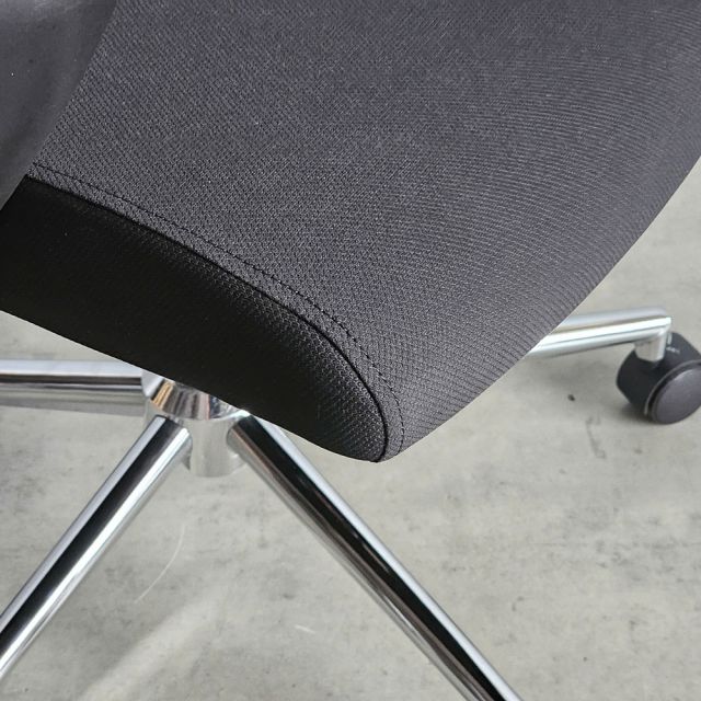 Ghế xoay văn phòng lưng lưới có tựa đầu HOM1102-D04