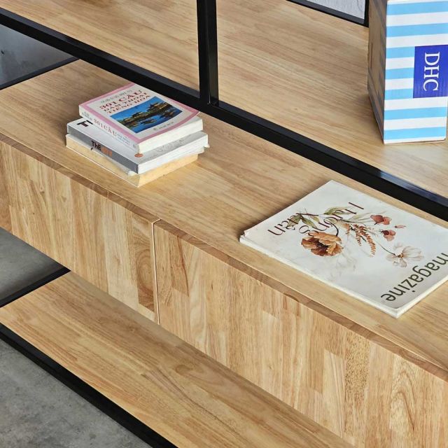 Kệ trang trí gỗ cao su khung sắt có tủ dưới 120x35x180(cm) KTB68074