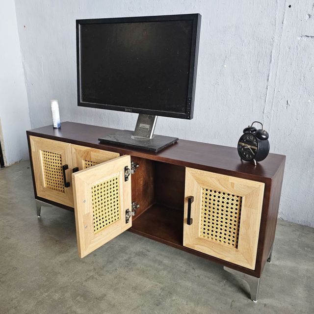 Tủ TV cửa lưới mắt cáo 120x25x55cm gỗ cao su KTV68115