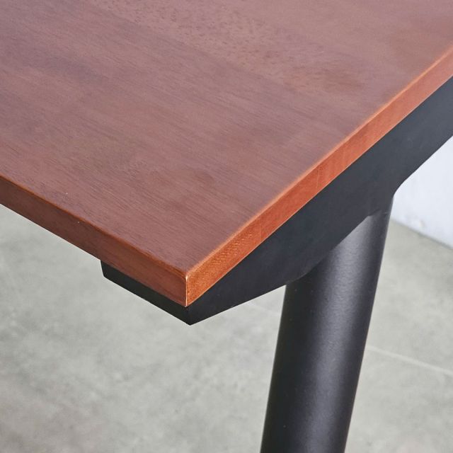 Bàn quản lý 120x70cm gỗ cao su BGD68075