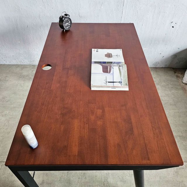 Bàn quản lý 120x70cm gỗ cao su BGD68075