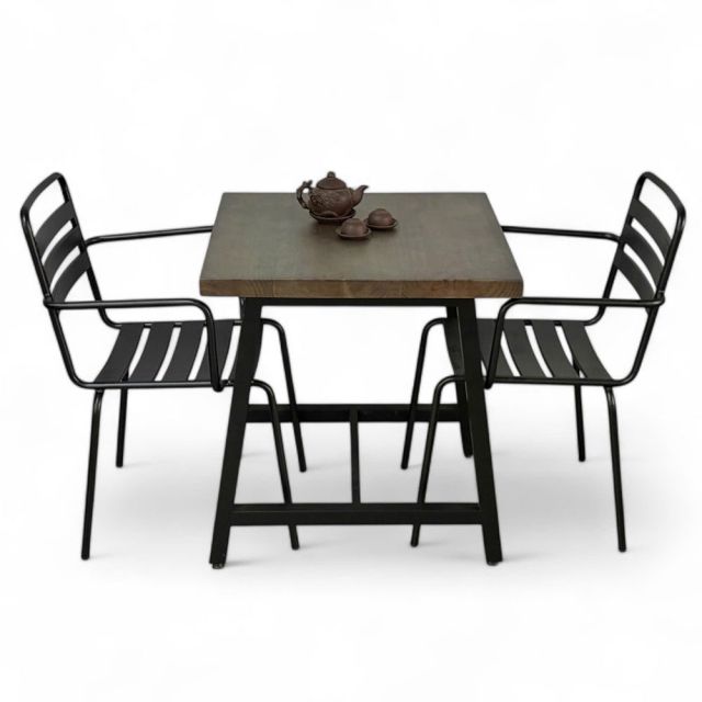 Combo bàn ngoài trời gỗ thông và 2 ghế sắt CBNT006