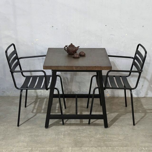 Combo bàn ngoài trời gỗ thông và 2 ghế sắt CBNT006