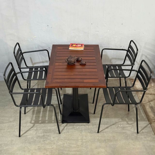 Combo bàn ngoài trời gỗ tràm và 4 ghế sắt CBNT005