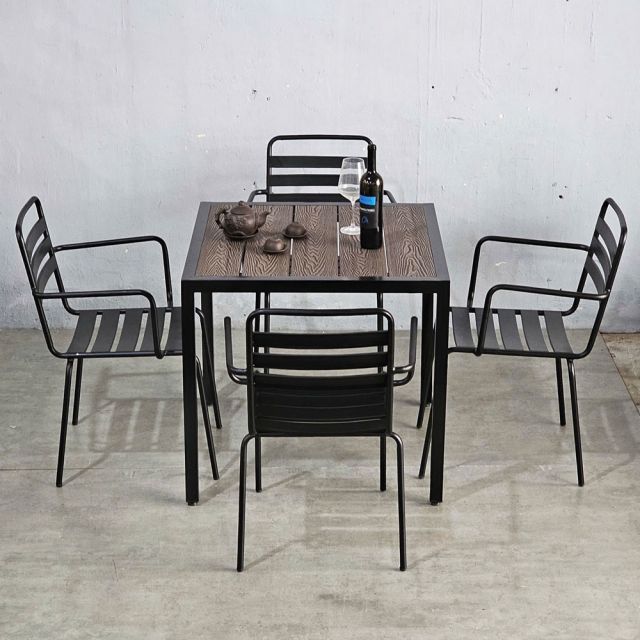Combo bàn ngoài trời gỗ nhựa và 4 ghế sắt CBNT008
