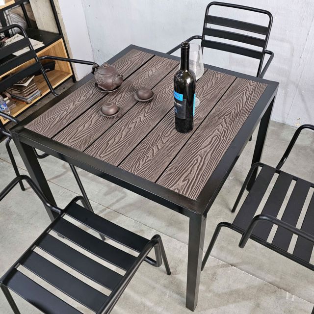 Combo bàn ngoài trời gỗ nhựa và 4 ghế sắt CBNT008