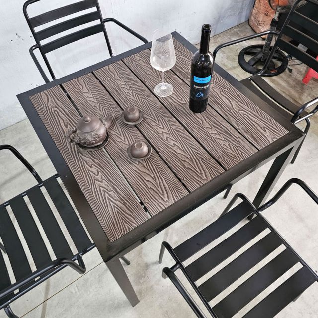 Combo bàn ngoài trời gỗ nhựa và 4 ghế sắt CBNT008