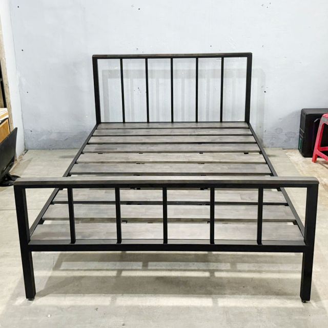 Giường ngủ gỗ cao su khung sắt GN68040