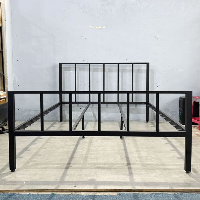 Giường ngủ gỗ cao su khung sắt GN68040