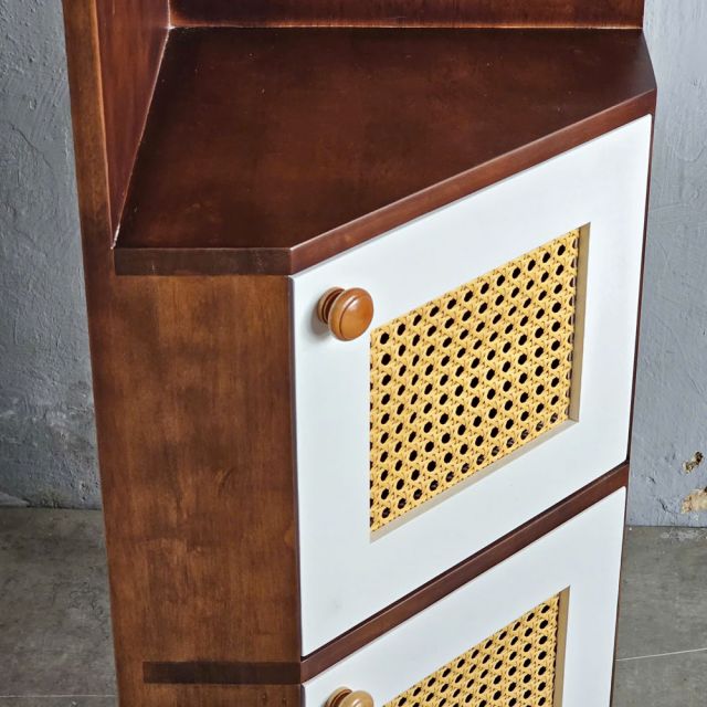 Kệ góc tường có ngăn tủ 35x35x160cm gỗ cao su KGT68030