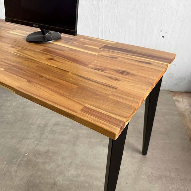 Bàn làm việc Gỗ Tràm 140x60cm chân hệ Tứ Giác Côn - HBDI014
