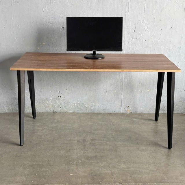 Bàn làm việc 140x60cm gỗ plywood hệ Tứ Giác Côn HBDI006
