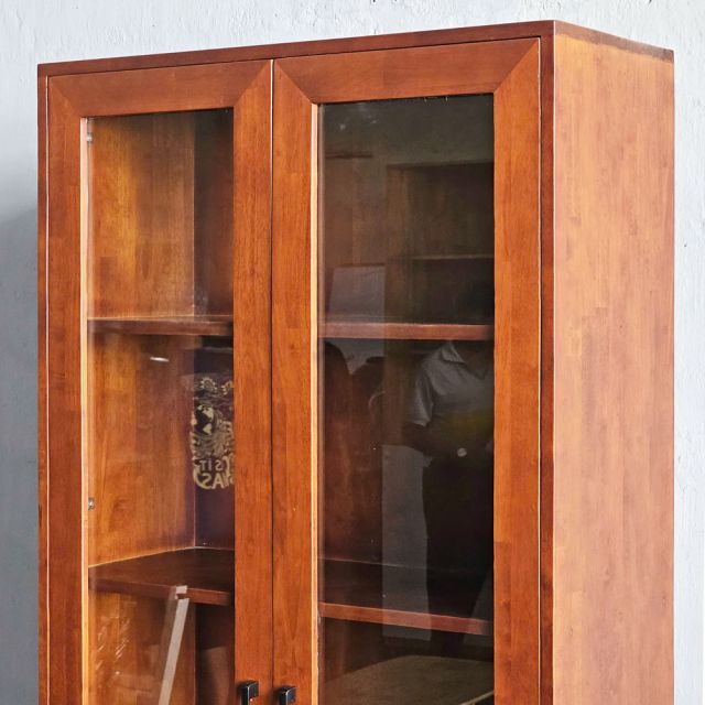 Tủ kính phòng khách 80x35x195cm gỗ cao su KTB68201