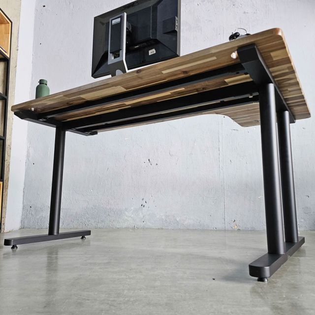 Bàn chữ L 140x100cm gỗ tràm chân sắt hệ TIO HBTO028