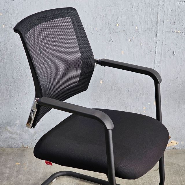 Ghế Nệm Chân Quỳ cho Phòng Họp - HOM1053
