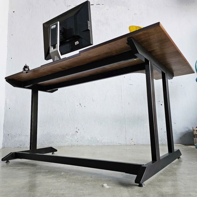 Bàn Gaming góc L 140x100cm gỗ cao su chân sắt lắp ráp GD68102