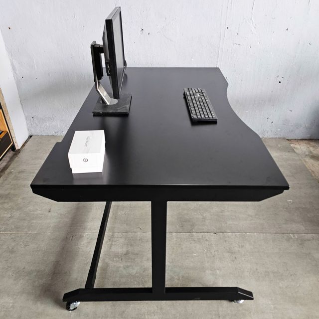 Bàn Gaming 145x90cm gỗ cao su chân sắt lắp ráp GD68098