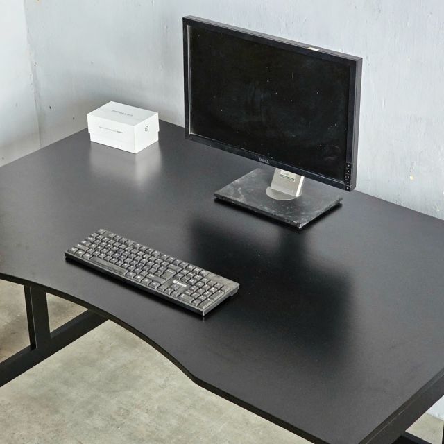 Bàn Gaming 145x90cm gỗ cao su chân sắt lắp ráp GD68098