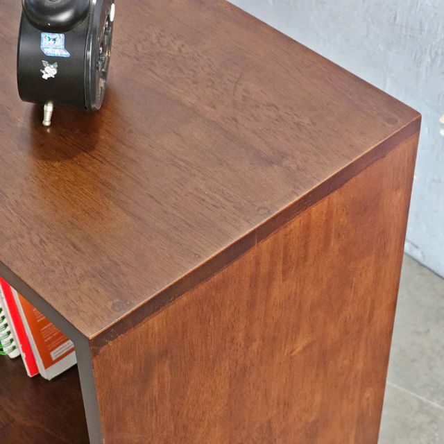 Kệ gỗ trang trí phòng khách có bánh xe di động TK039