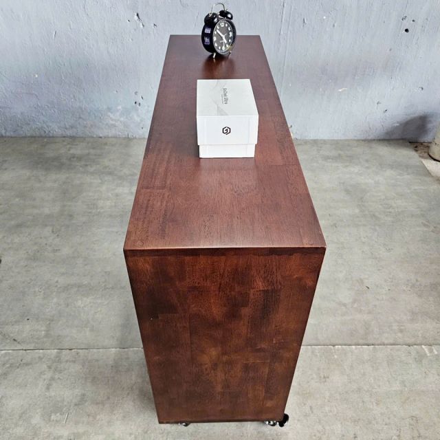 Kệ gỗ trang trí phòng khách có bánh xe di động TK039