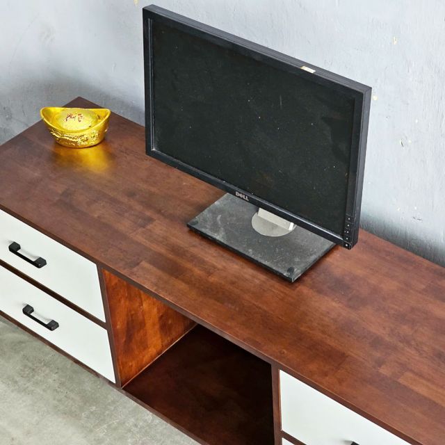 Tủ TV phòng khách 140x40x50cm gỗ cao su KTV68099