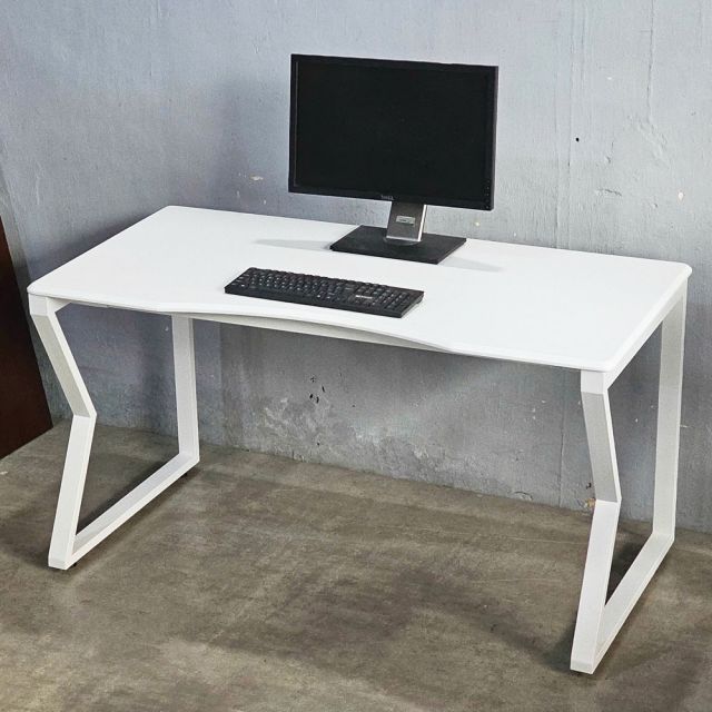Bàn Gaming 140x70cm gỗ cao su chân chữ M GD68103