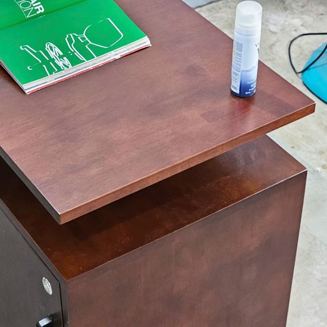 Bàn góc L chân gác tủ 140x120cm gỗ cao su chân hệ CONE HBCO059