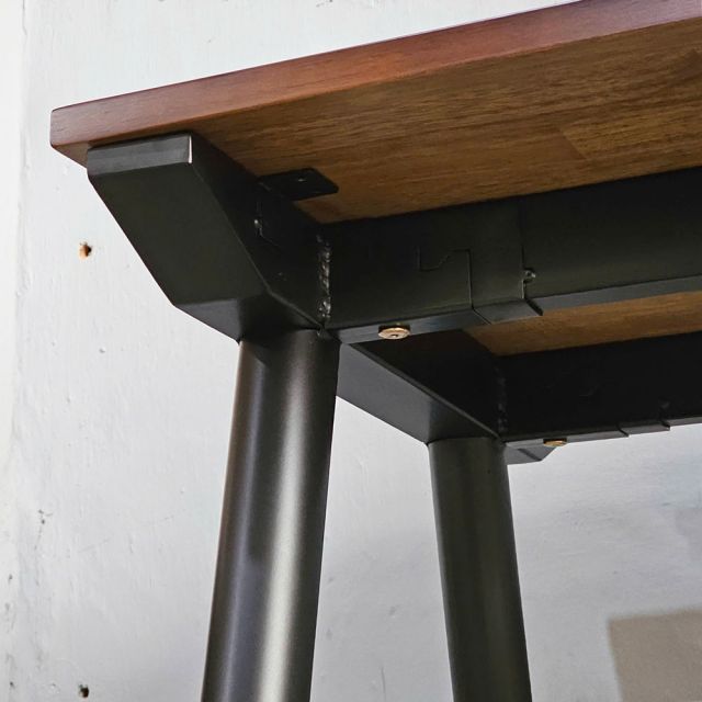 Bàn góc L chân gác tủ 140x120cm gỗ cao su chân hệ CONE HBCO059
