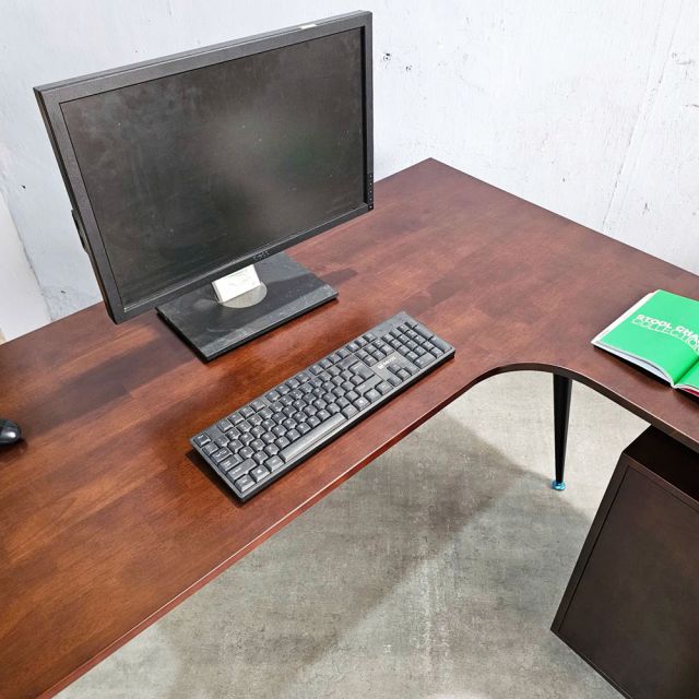 Bàn góc L chân gác tủ 140x120cm gỗ cao su chân hệ CONE HBCO059