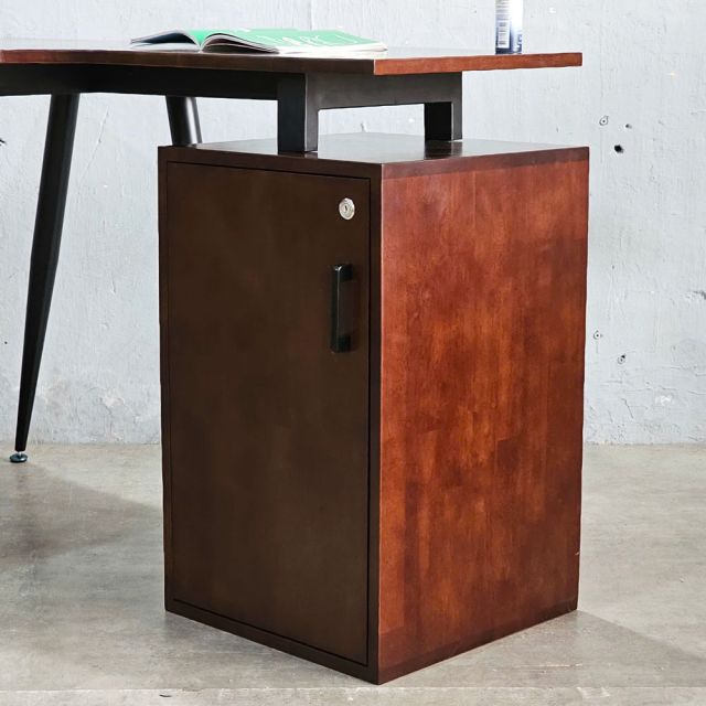 Bàn góc L chân gác tủ 140x120cm gỗ cao su chân hệ CONE HBCO059