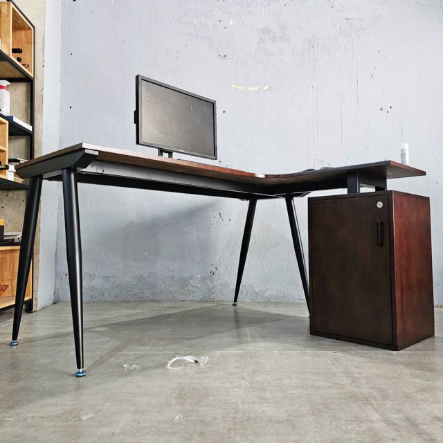 Bàn góc L chân gác tủ 140x120cm gỗ cao su chân hệ CONE HBCO059