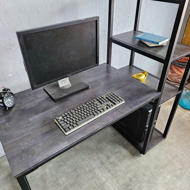 Bàn máy tính UBAN liền kệ sách 134x60x132cm gỗ