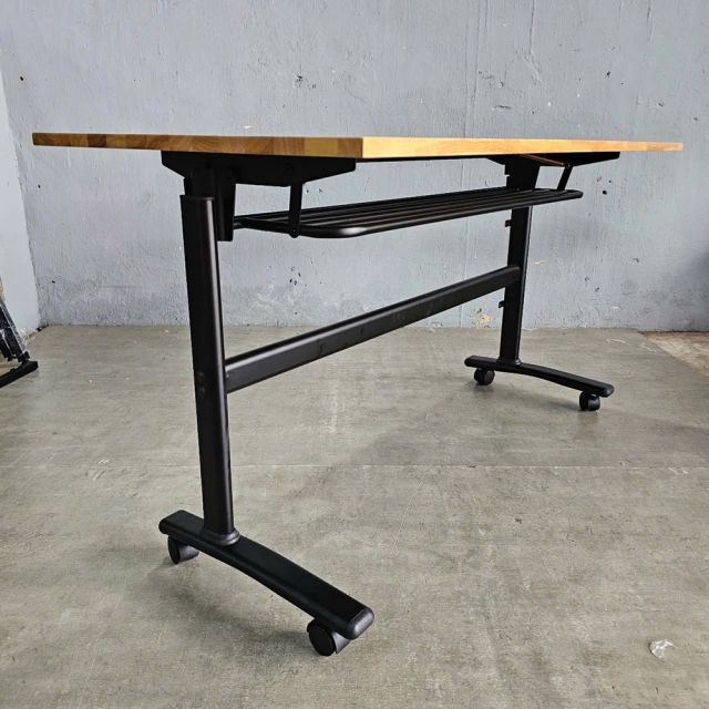 Bàn đào tạo mặt gấp 140x60cm gỗ cao su SPD68244