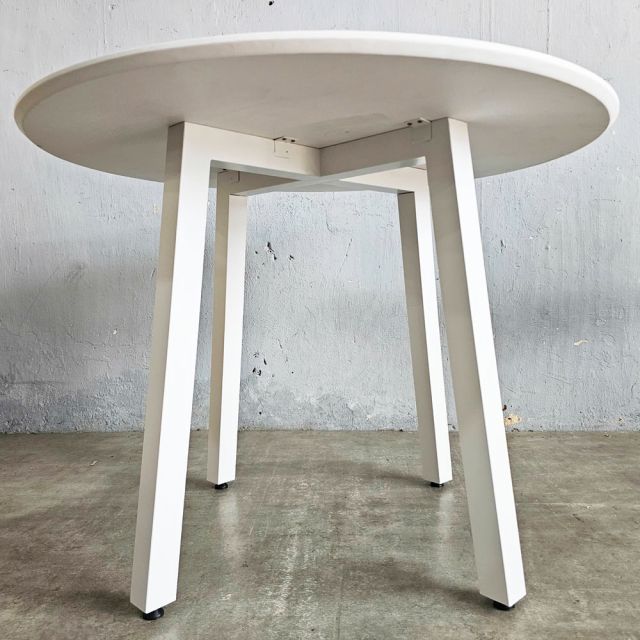 Bàn ăn tròn Gerda 1m gỗ cao su BA68197
