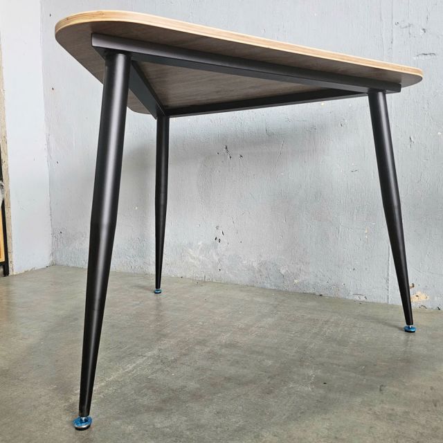 Bàn tam giác BENTO 120cm gỗ plywood chân sắt hệ CONE HBCO071
