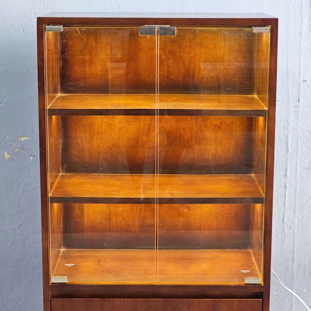 Tủ trưng bày cửa kính 60x30x120cm gỗ cao su KTT68032