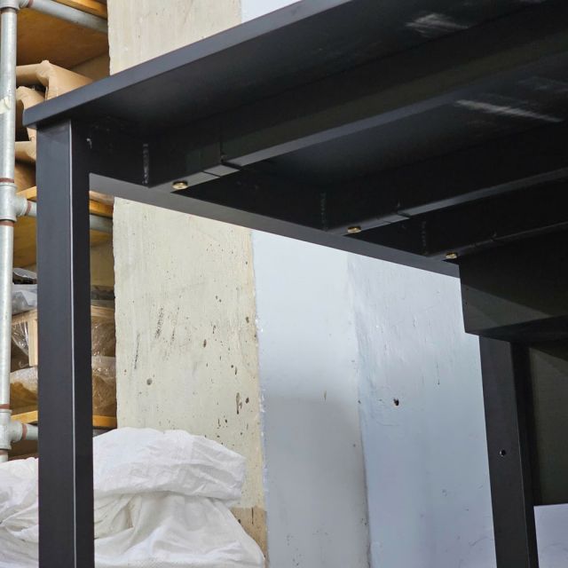 Bàn làm việc có hộp điện 180x70cm gỗ cao su ZD023