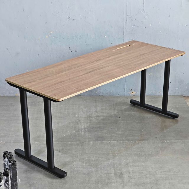 Bàn làm việc có hộp điện 180x80cm gỗ plywood hệ TIO HBTO032