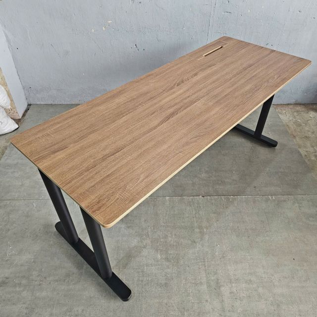 Bàn làm việc có hộp điện 180x80cm gỗ plywood hệ TIO HBTO032