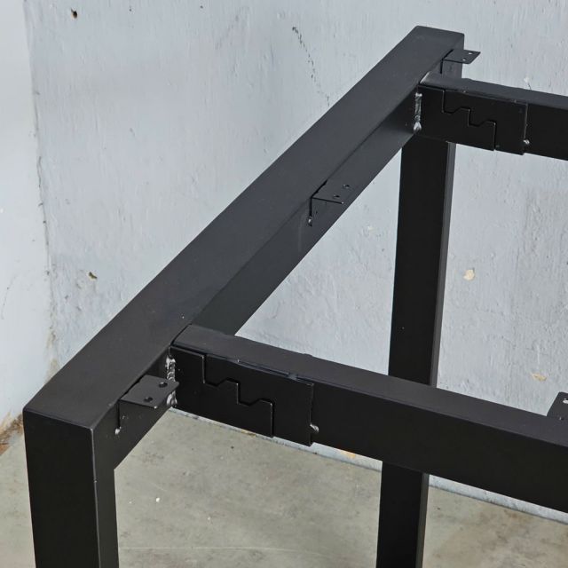 khung chân bàn sử dụng cơ cấu lắp ráp mới rất chắc chắn