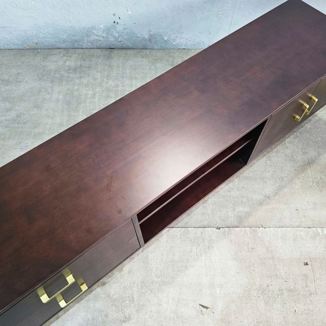 Kệ TV phòng khách 180x40x55cm gỗ cao su KTV68121