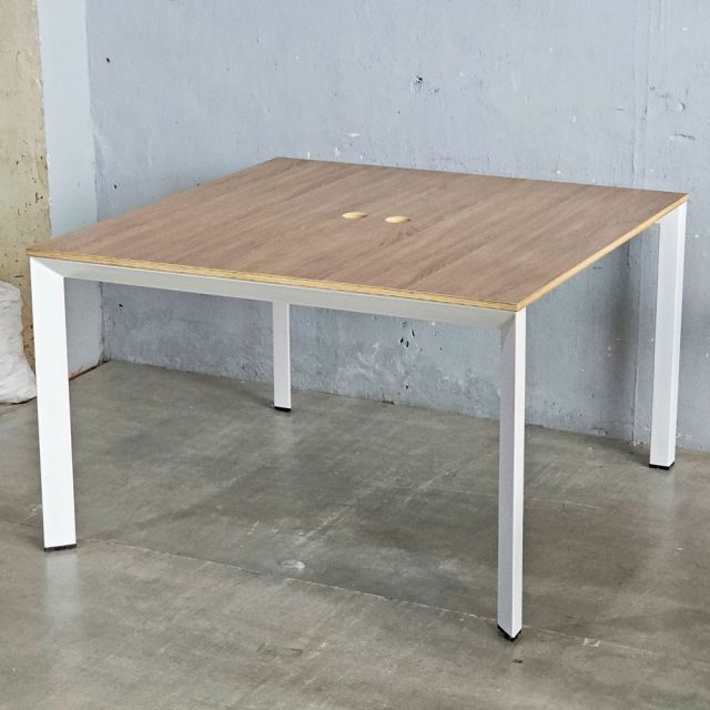 Bàn cụm 2 chỗ ngồi 120x120cm gỗ plywood hệ Trian HBTA025