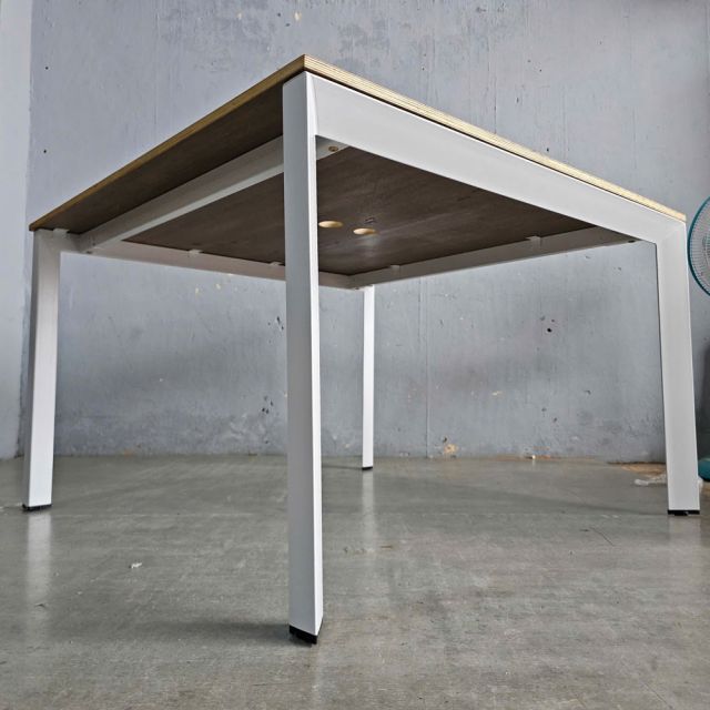 Bàn cụm 2 chỗ ngồi 120x120cm gỗ plywood hệ Trian HBTA025